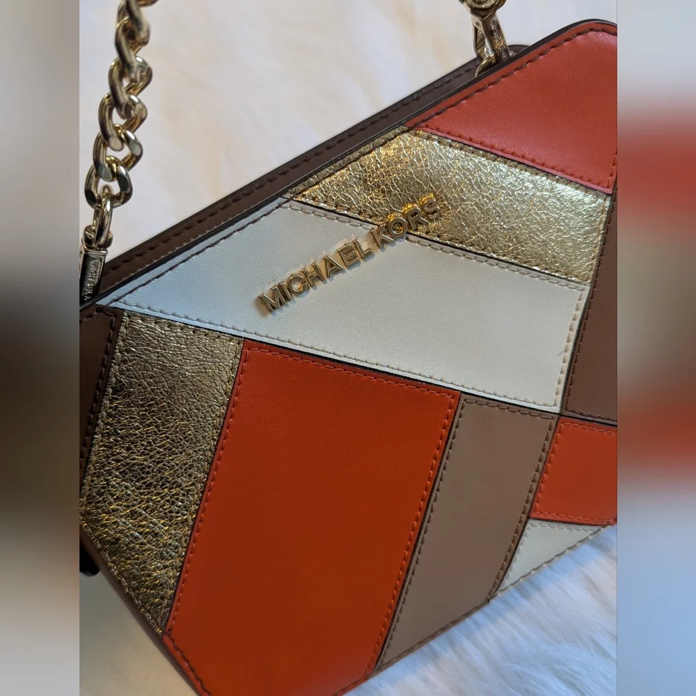 Beautiful Michael Kors crossbody purse. - Picture 5 of 16